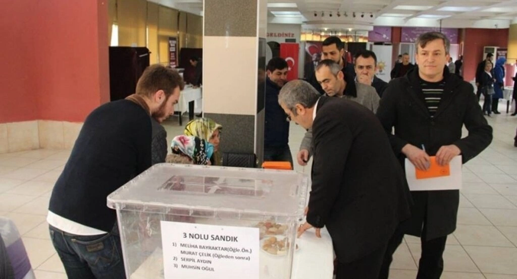 AK Parti'de temayül yoklaması yoğun bir katılım ile gerçekleşti