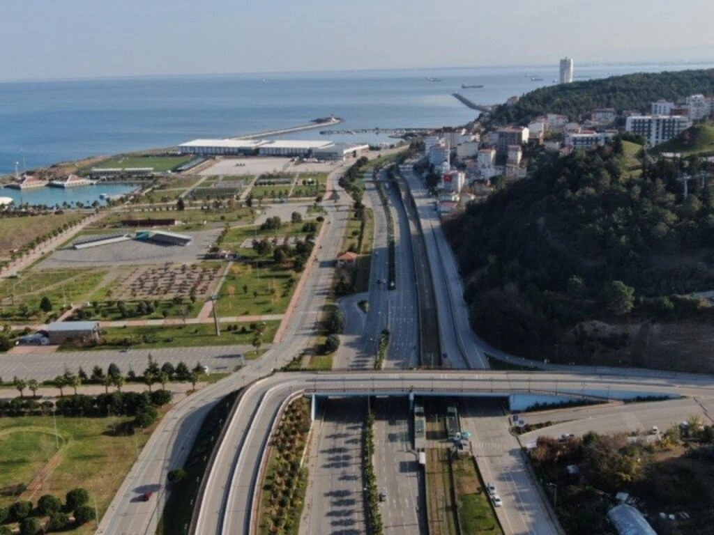 Samsun'da boş kalan sokak, meydan ve yol fotoğrafları - 27 Aralık Pazar