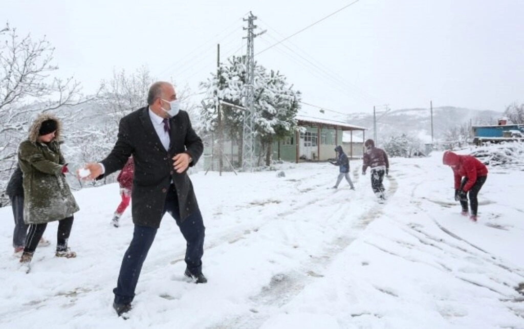 Canikli çocukların kartopu keyfi