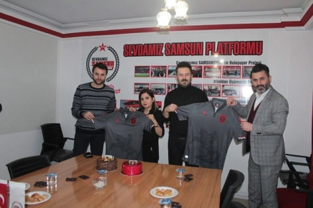 Esen Koç ve Recep Can Kutbay'a Doğum günü hediyesi Samsunspor forması