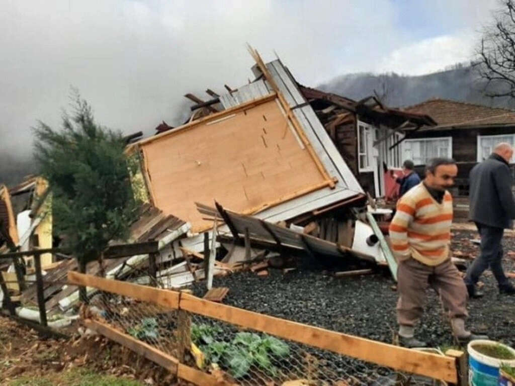 Çarşamba Kestanepınar Mahallesi'nde evlerin çatısı yıkıldı