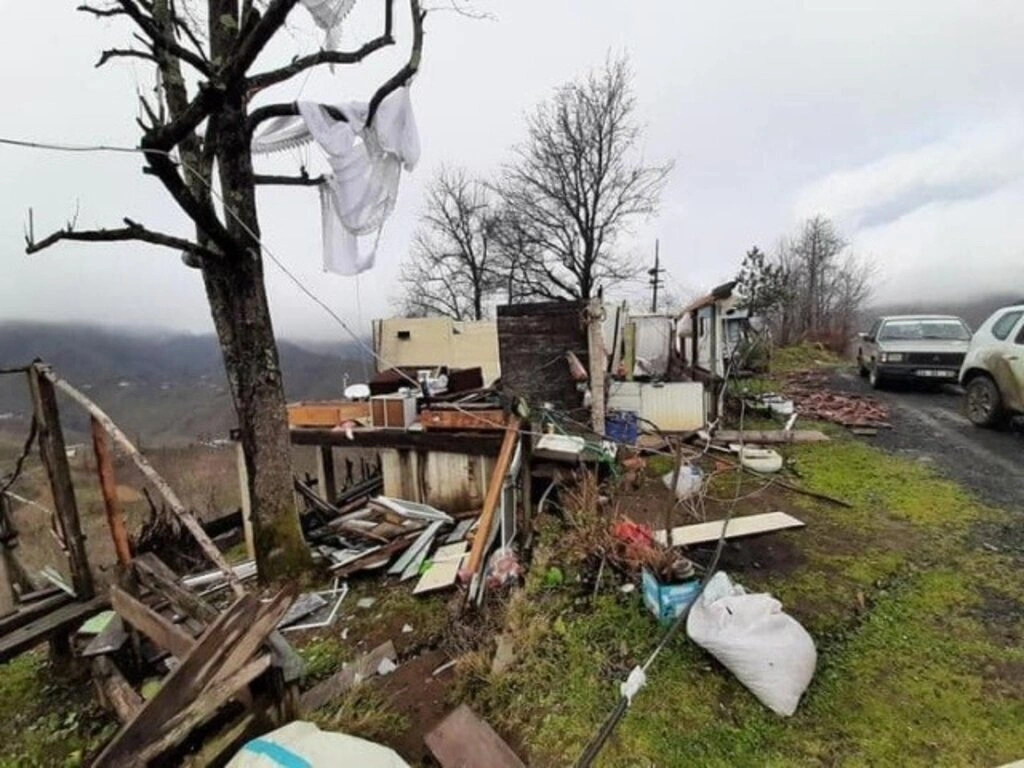 Çarşamba Kestanepınar Mahallesi'nde evlerin çatısı yıkıldı