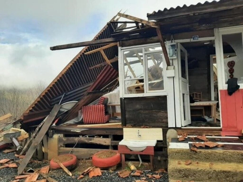 Çarşamba Kestanepınar Mahallesi'nde evlerin çatısı yıkıldı