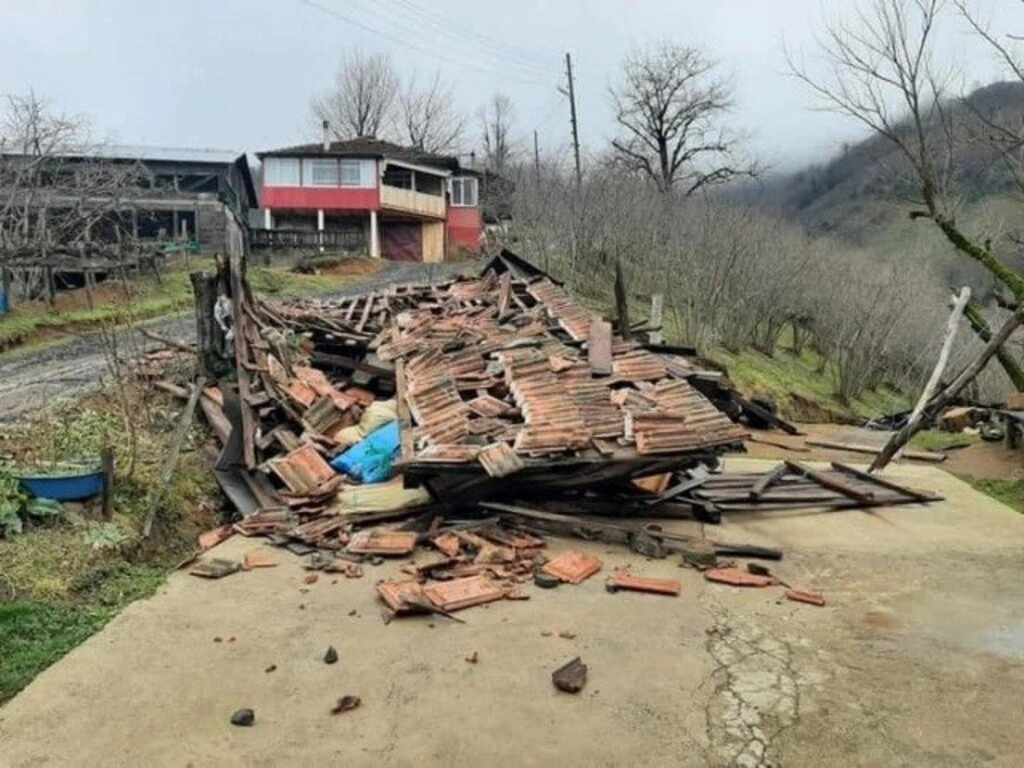 Çarşamba Kestanepınar Mahallesi'nde evlerin çatısı yıkıldı