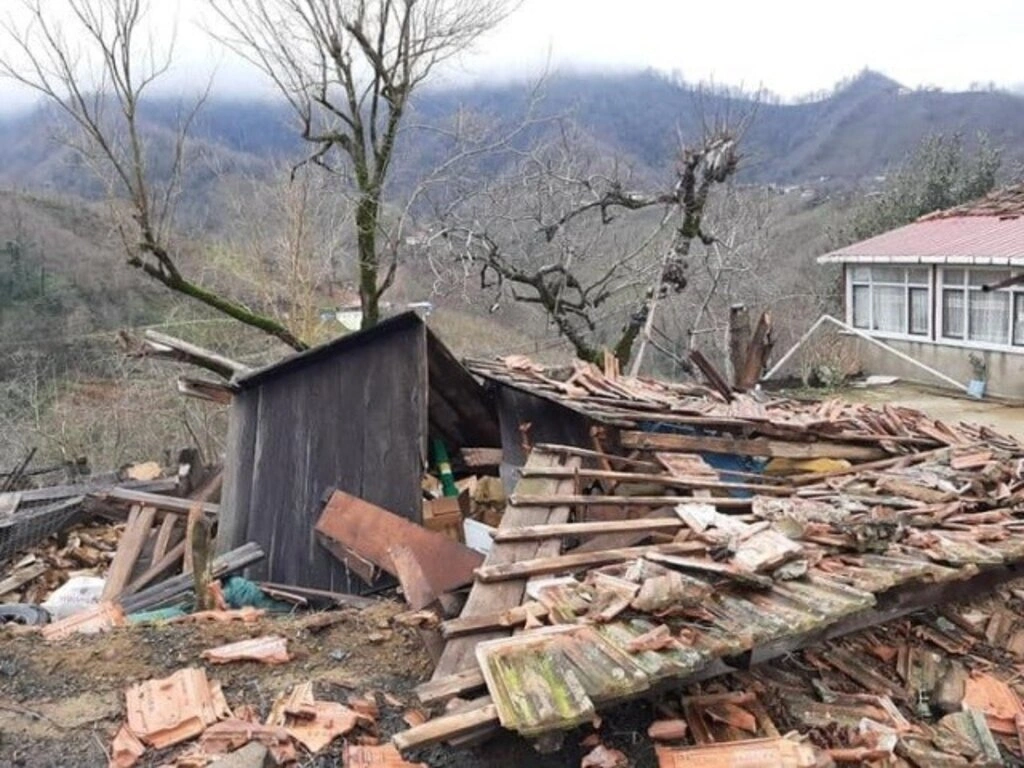 Çarşamba Kestanepınar Mahallesi'nde evlerin çatısı yıkıldı