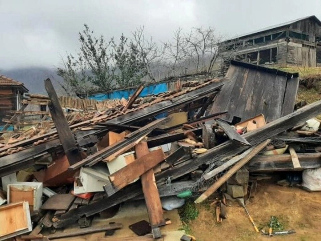 Çarşamba Kestanepınar Mahallesi'nde evlerin çatısı yıkıldı