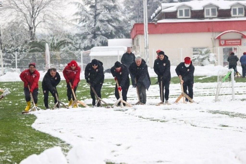 Samsunspor'da kar temizliği, Sağlam'da yardım etti