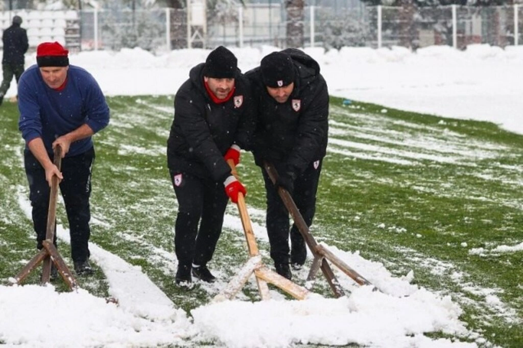 Samsunspor'da kar temizliği, Sağlam'da yardım etti