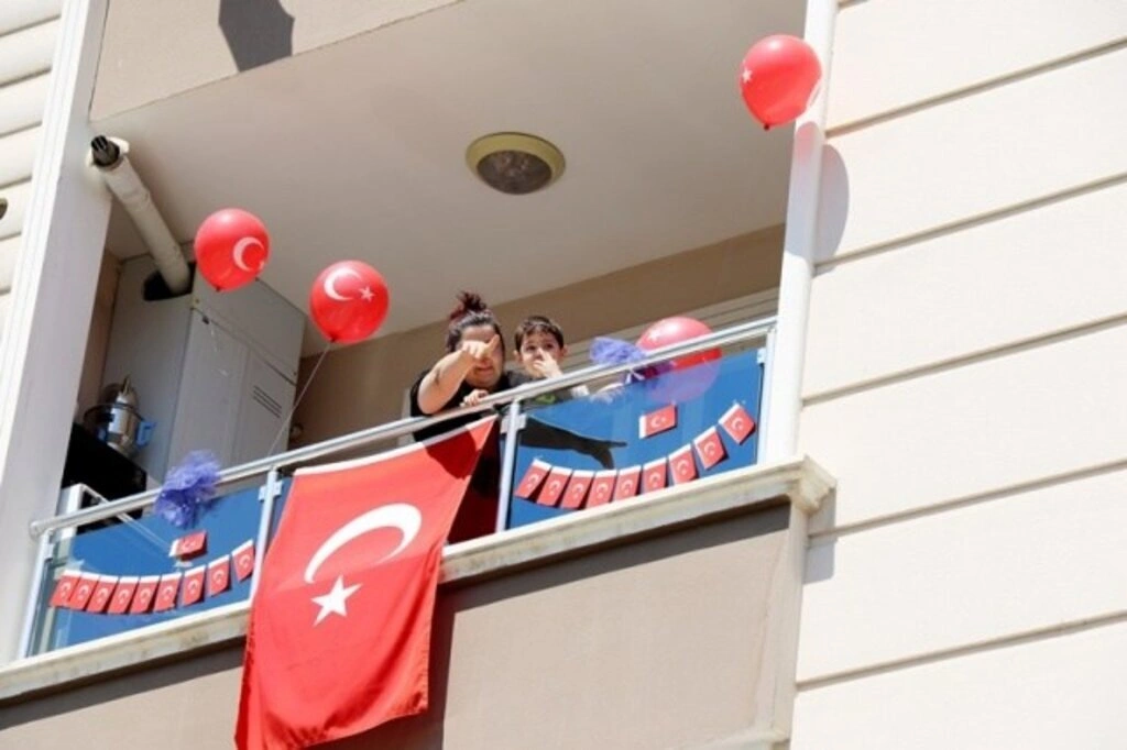Atakum sokaklarında 23 Nisan sevinci, çocuklar balkonlardan kutladı