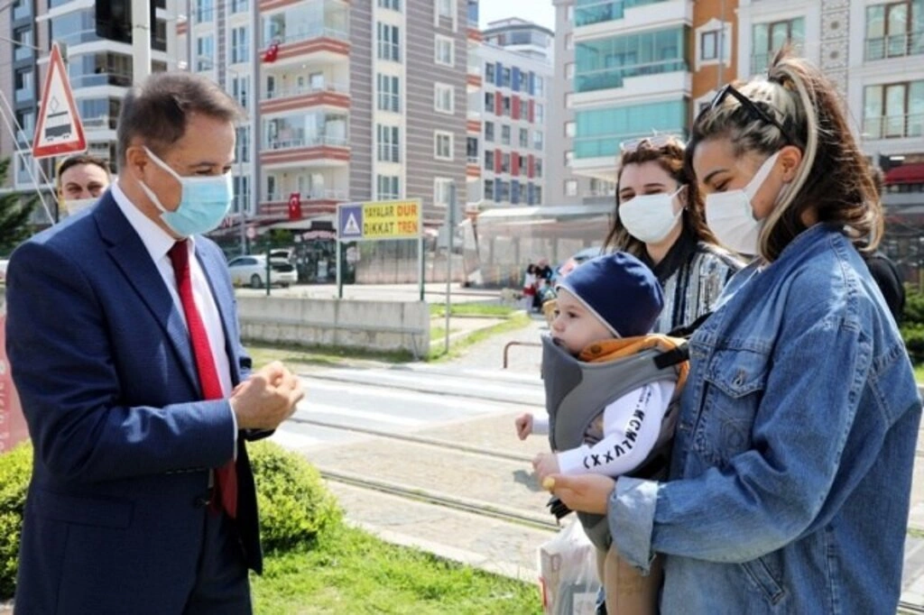Atakum sokaklarında 23 Nisan sevinci, çocuklar balkonlardan kutladı