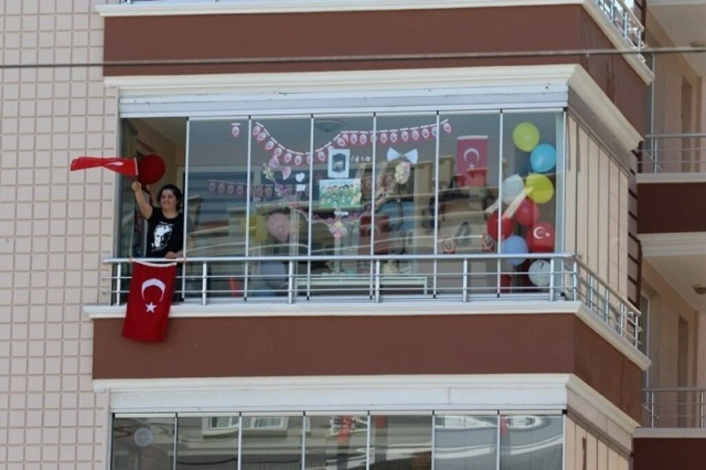 Atakum sokaklarında 23 Nisan sevinci, çocuklar balkonlardan kutladı