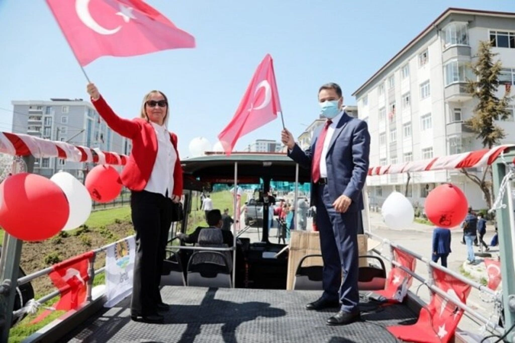 Atakum sokaklarında 23 Nisan sevinci, çocuklar balkonlardan kutladı