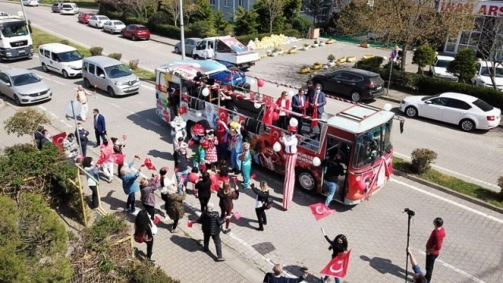 Atakum sokaklarında 23 Nisan sevinci, çocuklar balkonlardan kutladı