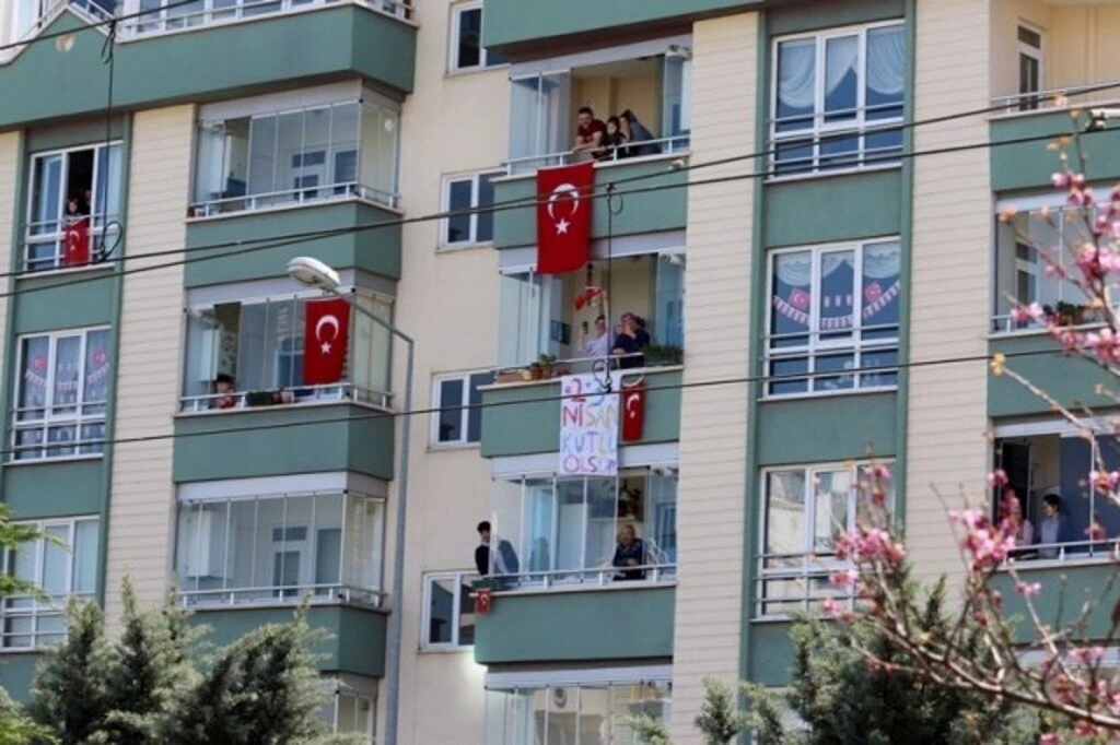 Atakum sokaklarında 23 Nisan sevinci, çocuklar balkonlardan kutladı