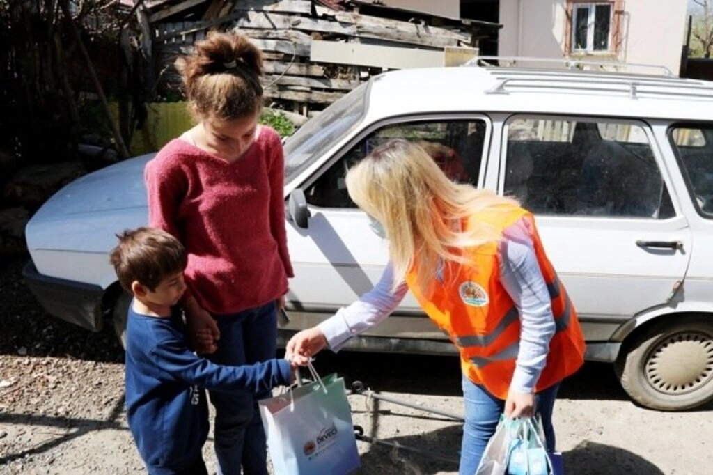 Atakum sokaklarında 23 Nisan sevinci, çocuklar balkonlardan kutladı