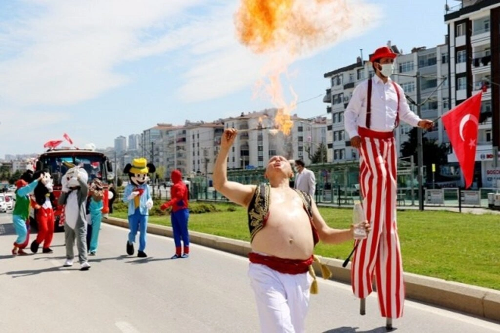 Atakum sokaklarında 23 Nisan sevinci, çocuklar balkonlardan kutladı