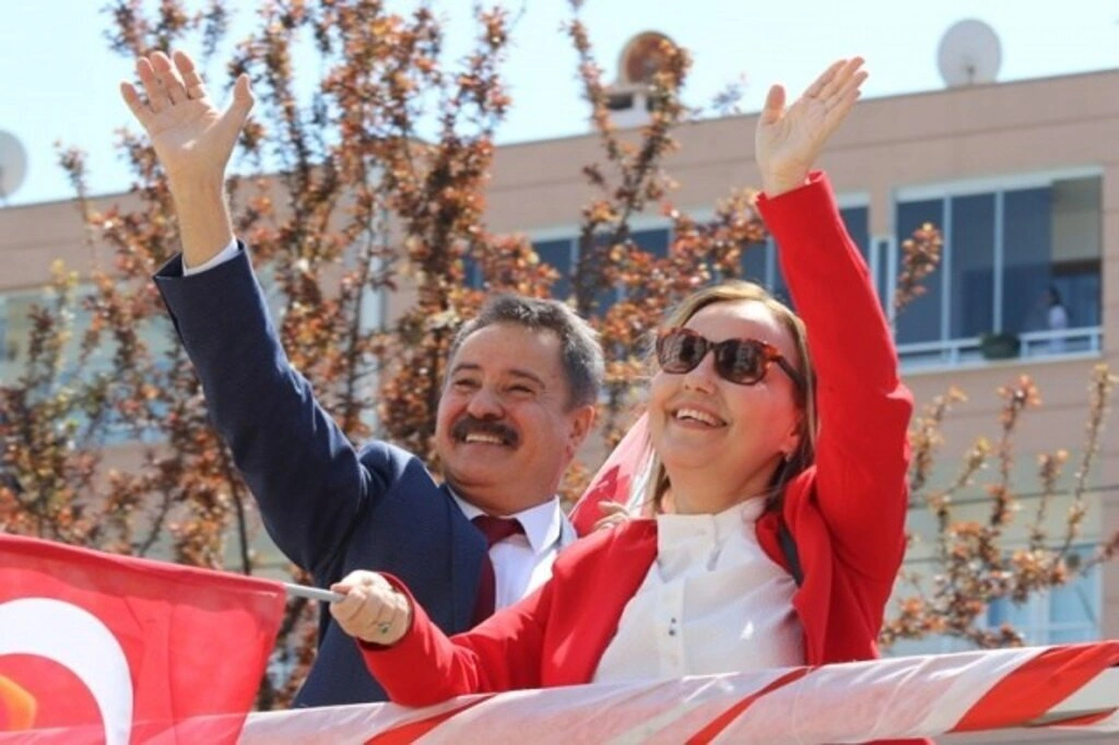 Atakum sokaklarında 23 Nisan sevinci, çocuklar balkonlardan kutladı