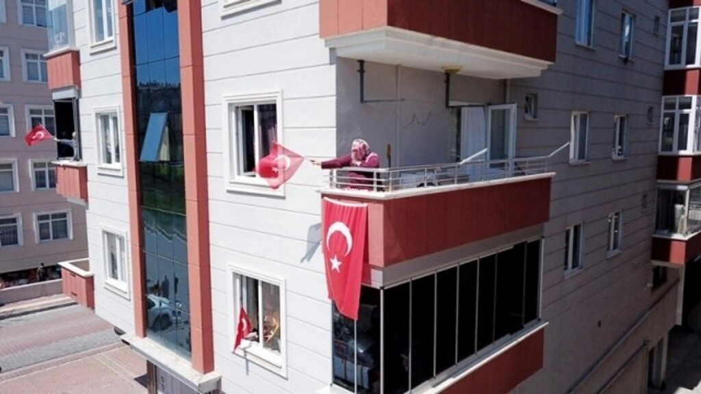 Atakum sokaklarında 23 Nisan sevinci, çocuklar balkonlardan kutladı
