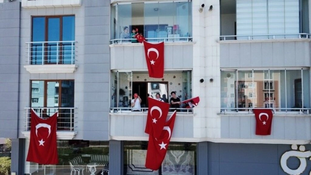 Atakum sokaklarında 23 Nisan sevinci, çocuklar balkonlardan kutladı