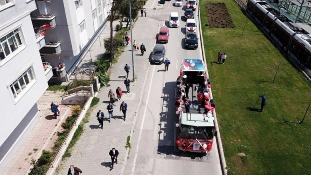 Atakum sokaklarında 23 Nisan sevinci, çocuklar balkonlardan kutladı