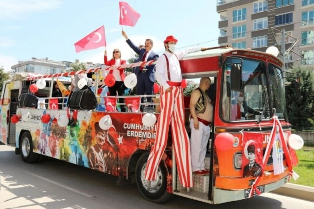 Atakum sokaklarında 23 Nisan sevinci, çocuklar balkonlardan kutladı