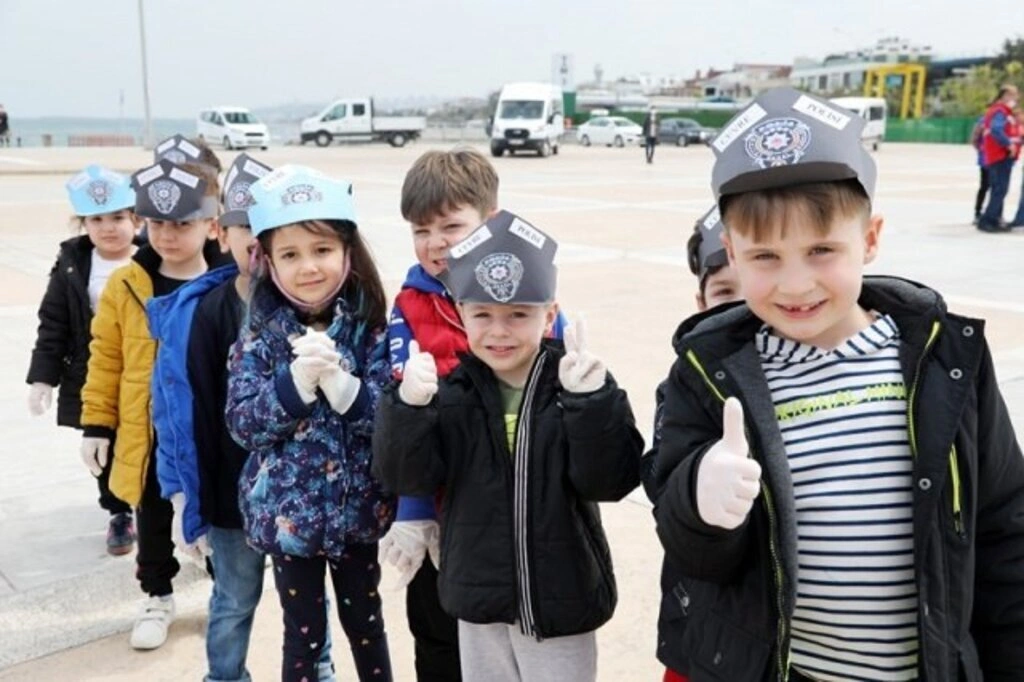 Başkan Deveci ile gönüllülerden sahil temizliği
