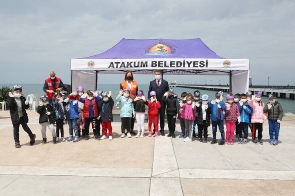 Başkan Deveci ile gönüllülerden sahil temizliği