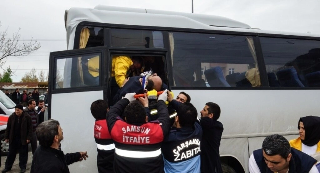 Samsun'da halk otobüsü ile midibüs çarpıştı: 24 yaralı