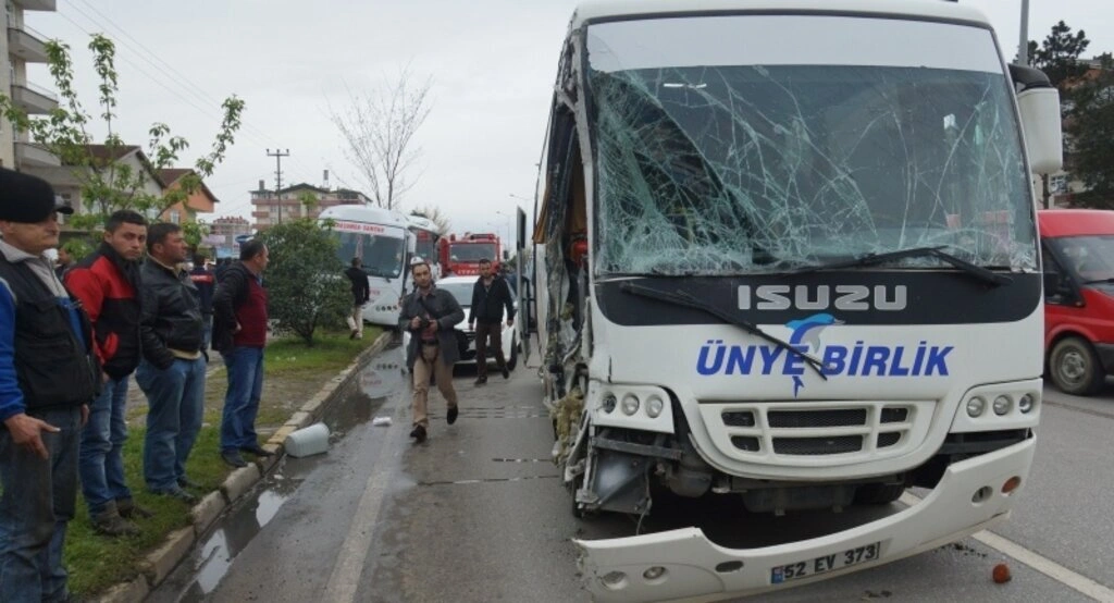 Samsun'da halk otobüsü ile midibüs çarpıştı: 24 yaralı