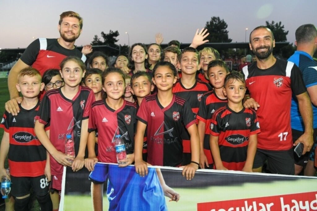 Küçük Dev Adamlar Futbol Turnuvası ödül töreni
