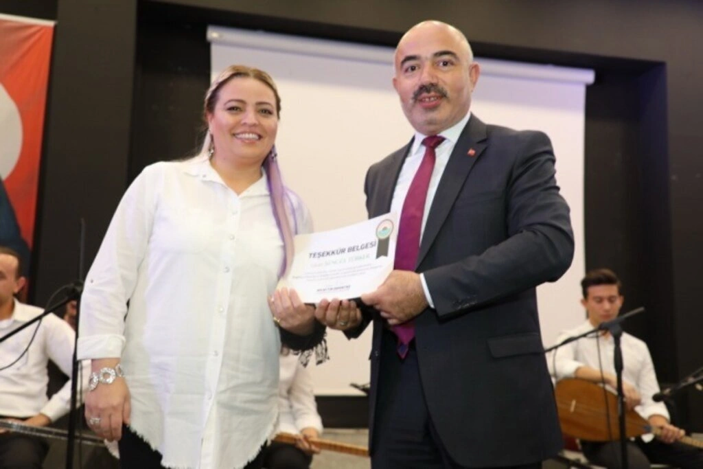 İlkadım Belediyesi saz kursiyerlerinden Bağlama Dinletisi ve Solistler Geçidi