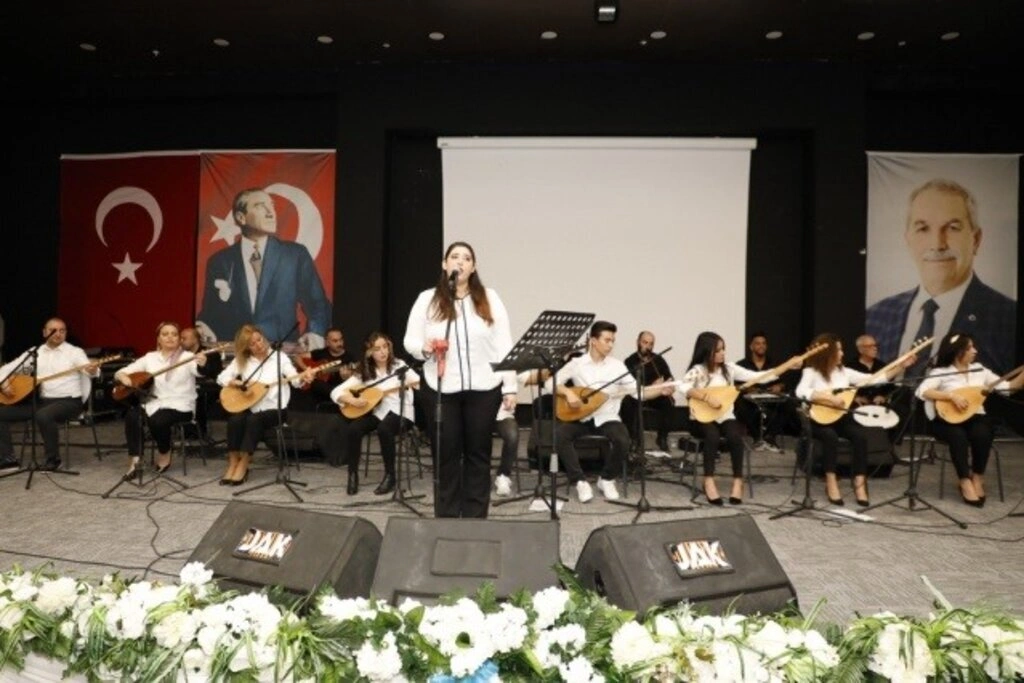 İlkadım Belediyesi saz kursiyerlerinden Bağlama Dinletisi ve Solistler Geçidi