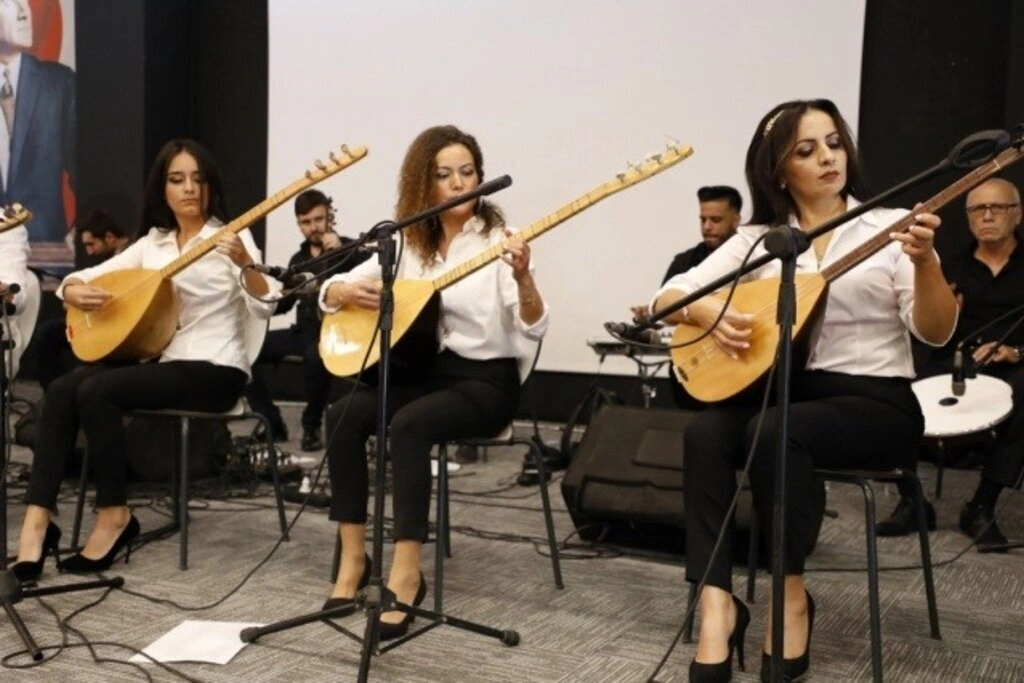 İlkadım Belediyesi saz kursiyerlerinden Bağlama Dinletisi ve Solistler Geçidi