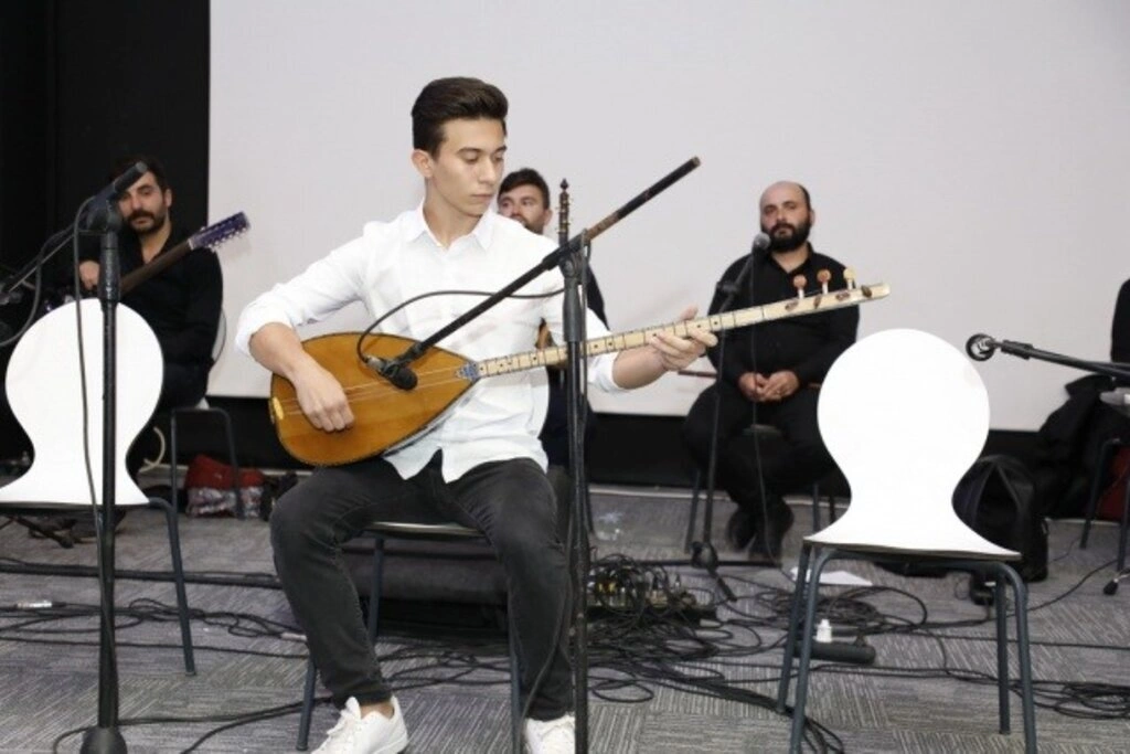İlkadım Belediyesi saz kursiyerlerinden Bağlama Dinletisi ve Solistler Geçidi