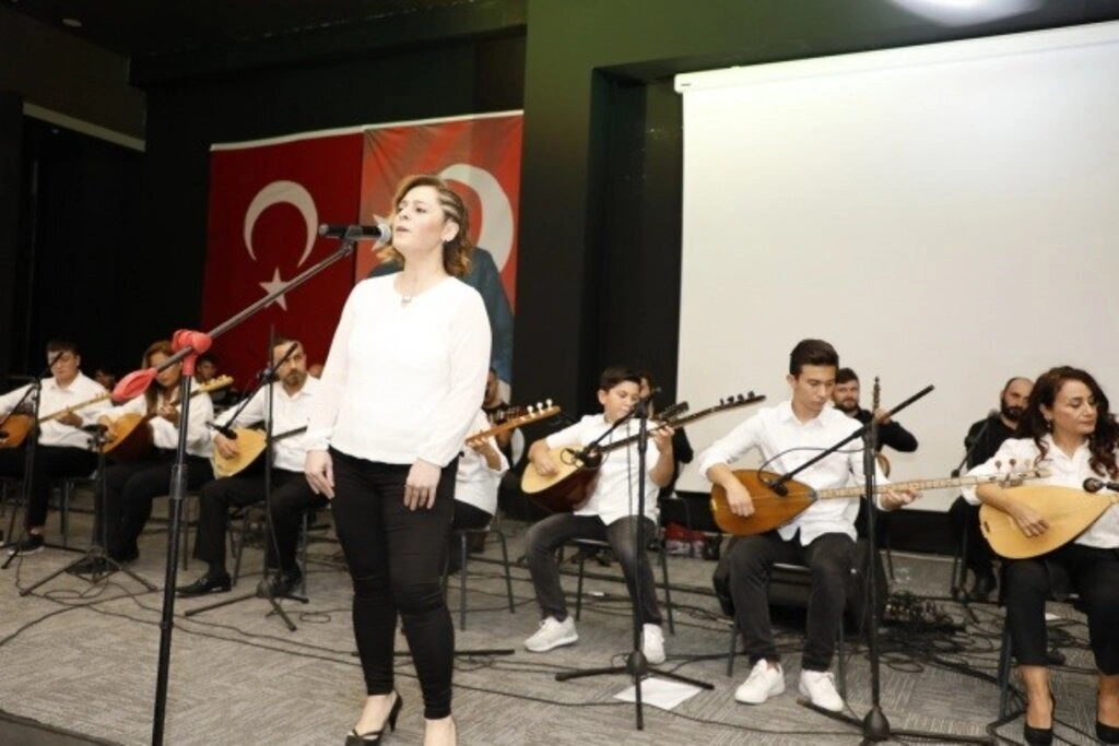 İlkadım Belediyesi saz kursiyerlerinden Bağlama Dinletisi ve Solistler Geçidi
