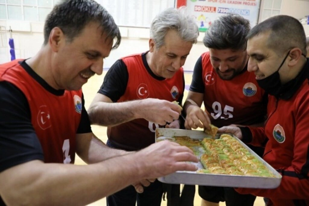 İlkadım Belediyesi Birimler Arası Voleybol Turnuvası renkli görüntülere sahne oldu