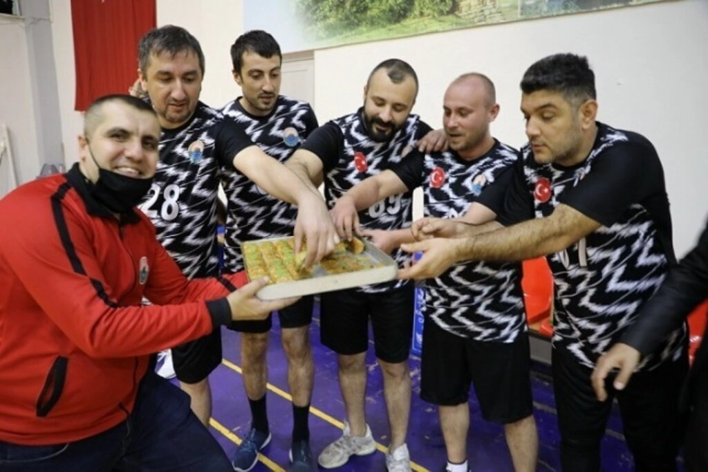 İlkadım Belediyesi Birimler Arası Voleybol Turnuvası renkli görüntülere sahne oldu