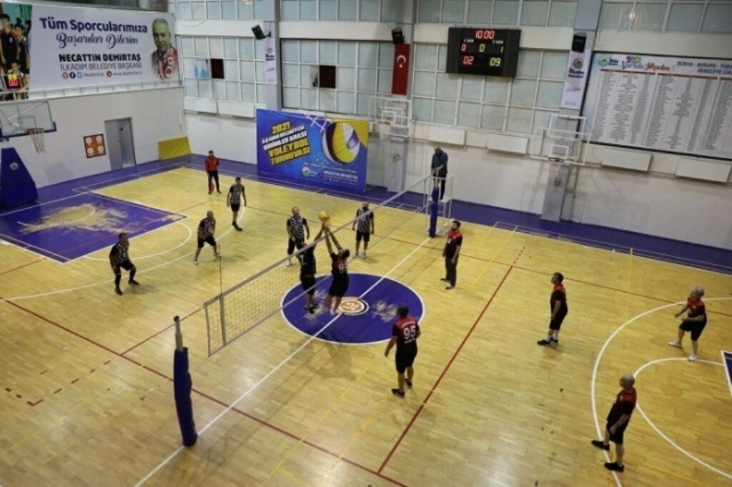 İlkadım Belediyesi Birimler Arası Voleybol Turnuvası renkli görüntülere sahne oldu