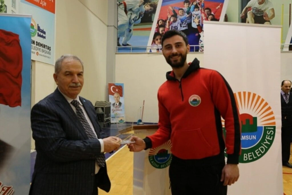 İlkadım Birimler Arası Voleybol Turnuvası'nın Şampiyonu Mali Hizmetler Müdürlüğü Oldu