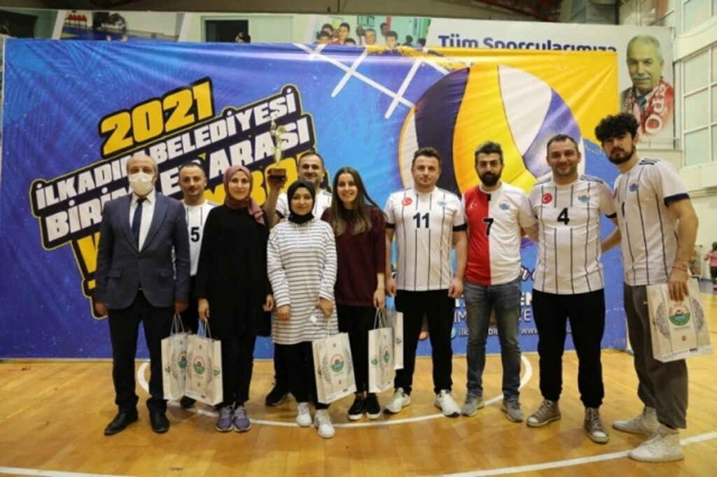 İlkadım Birimler Arası Voleybol Turnuvası'nın Şampiyonu Mali Hizmetler Müdürlüğü Oldu