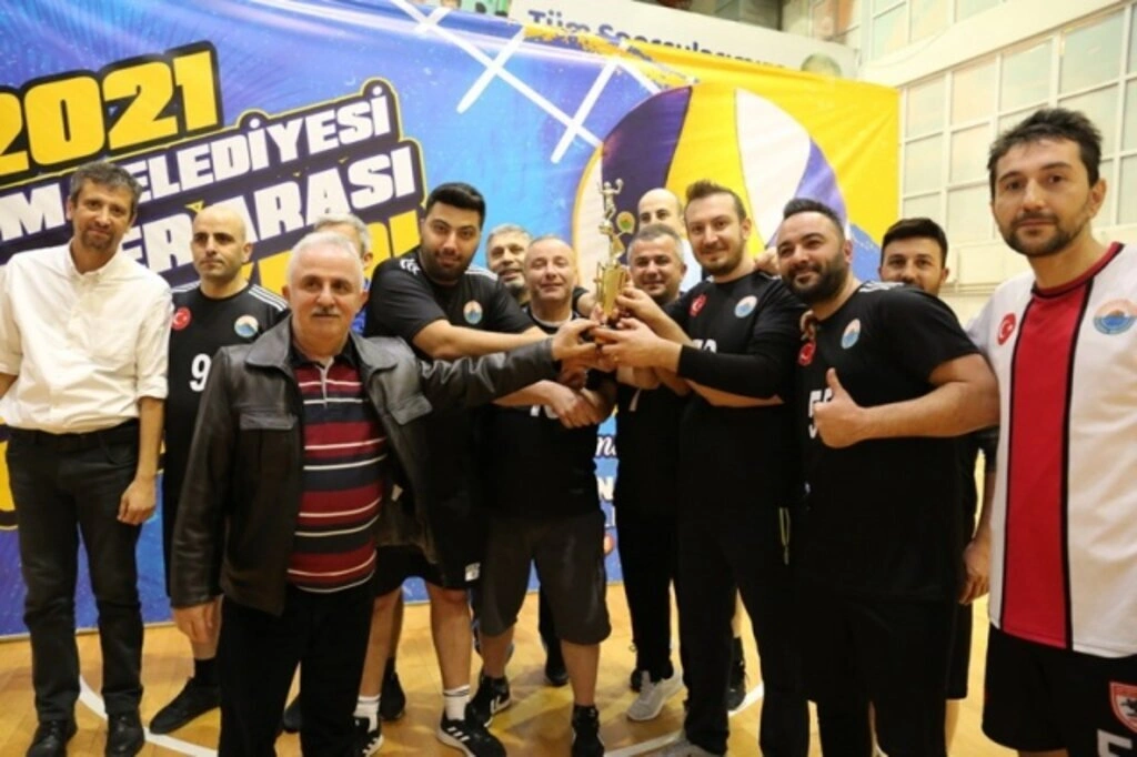 İlkadım Birimler Arası Voleybol Turnuvası'nın Şampiyonu Mali Hizmetler Müdürlüğü Oldu
