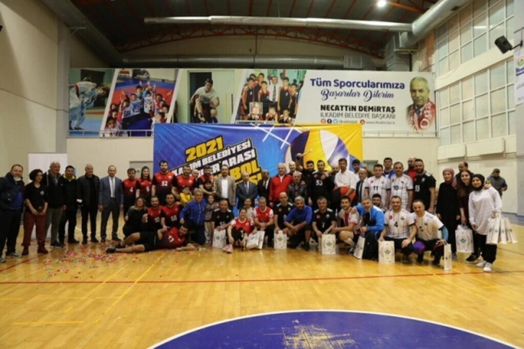 İlkadım Birimler Arası Voleybol Turnuvası'nın Şampiyonu Mali Hizmetler Müdürlüğü Oldu