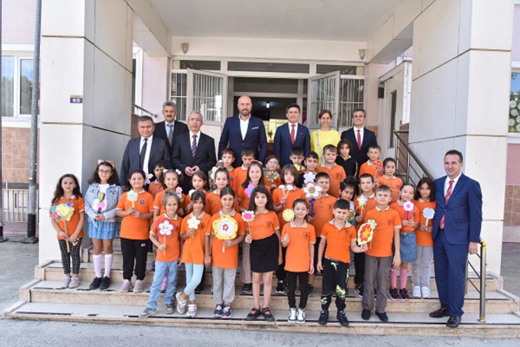 Tekkeköy'de 4 yeni okul öğrencilerle buluştu