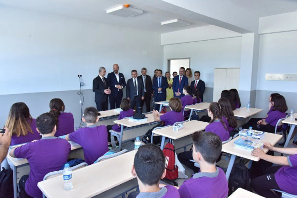 Tekkeköy'de 4 yeni okul öğrencilerle buluştu