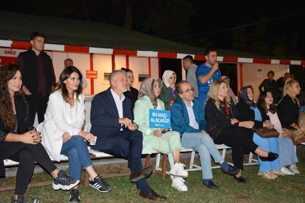 Hastanelerin dostluk maçında meme kanserine dikkat çekildi