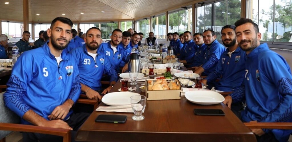 Meclis Üyesi Adem Yıldırım'dan Karasamsunspor'a moral kahvaltısı
