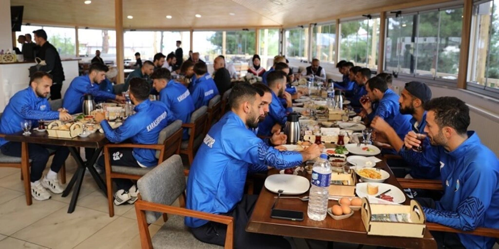 Meclis Üyesi Adem Yıldırım'dan Karasamsunspor'a moral kahvaltısı