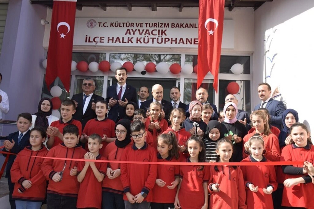 Ayvacık İlçe Halk Kütüphanesi tören ile hizmete açıldı