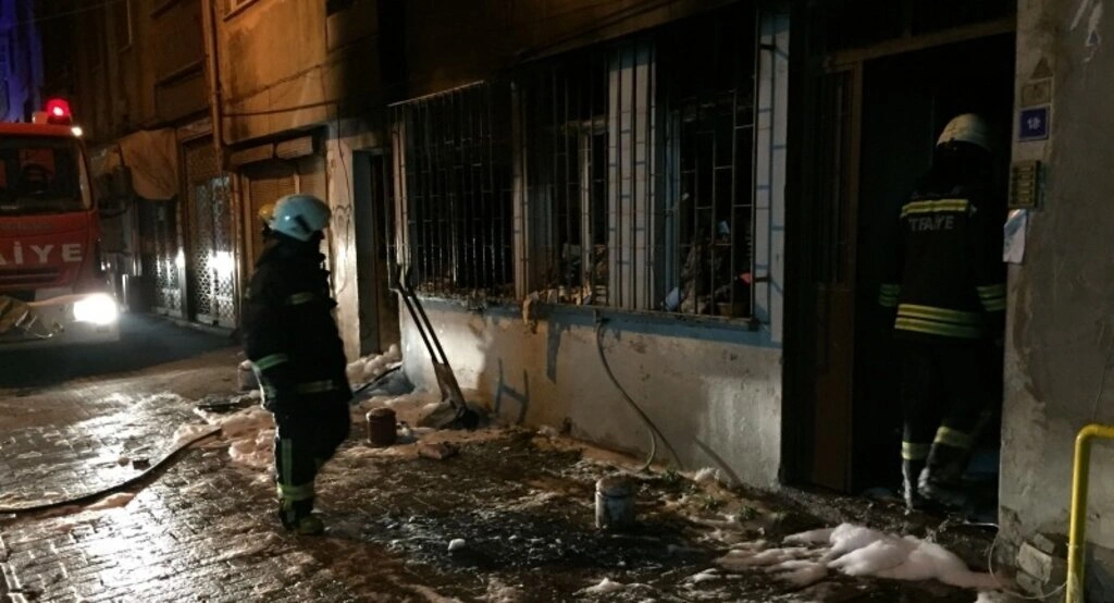 Yangından pencere demirlerini sökerek kurtuldular