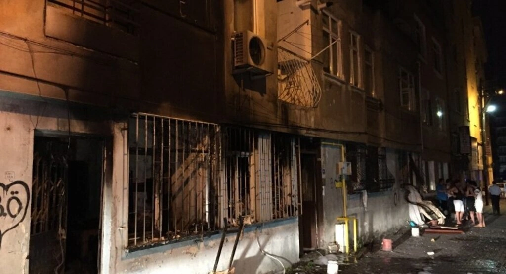 Yangından pencere demirlerini sökerek kurtuldular